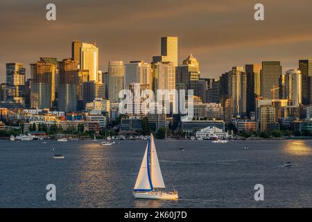 Panoramablick auf den Lake Union und die Skyline der Innenstadt, Seattle, Washington, USA Stockfoto