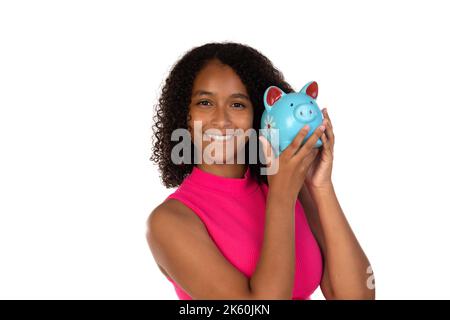 Junge afroamerikanische Mädchen Teenager-Student in rosa Kleidung, halten Schwein isoliert auf weißen Wand Hintergrund Studio-Porträt. Sparen für ihre Zukunft Stockfoto