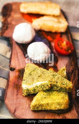 Rustikale kretische Käseplatte mit lokalen Käse und Marmelade (Selektiver Fokus) Stockfoto