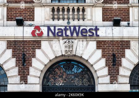 Shrewsbury, Großbritannien, 14. Juli 2022: Das Schild für die NatWest Bank in Shrewsbury, Engalnd. Stockfoto
