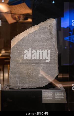 London, Großbritannien. Dienstag, 11. Oktober 2022. Hieroglyphen: Entsperren des alten Ägypten, große Ausstellung im British Museum. Abgebildet ist der Stein von Rosetta. Foto: Richard Gray/Alamy Live News Stockfoto