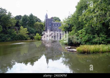 Blick über Turtle Pond zum Belvedere Castle im Central Park, New York City Stockfoto