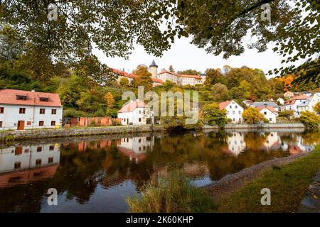 Kleine Stadt und mittelalterliche Burg Rozmberk nad Vltavou, Tschechische Republik. Stockfoto