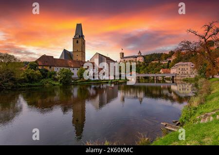 Kleine Stadt und mittelalterliche Burg Rozmberk nad Vltavou, Tschechische Republik. Stockfoto