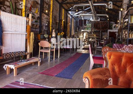 Traditionelles Design kleines Café in Bergama Izmir Türkei, altes Dekor-Café Stockfoto