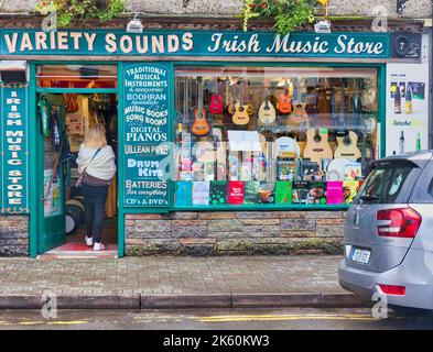 Variety Sounds Irish Music Store, Killarney, County Kerry, Irland. Typisch irisches Musikgeschäft. Stockfoto