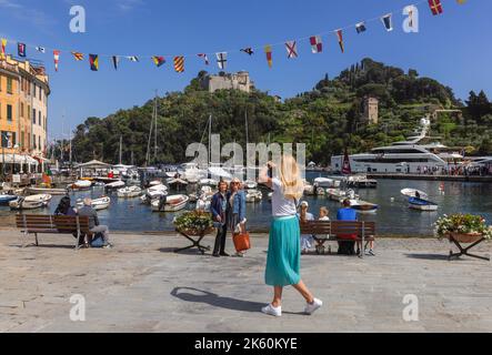 Portofino, Provinz Genua, Ligurien, Italienische Riviera, Italien. Das Gebäude auf dem Hügel im Hintergrund ist das Haus-Museum Castello Brown, oder Castle B Stockfoto