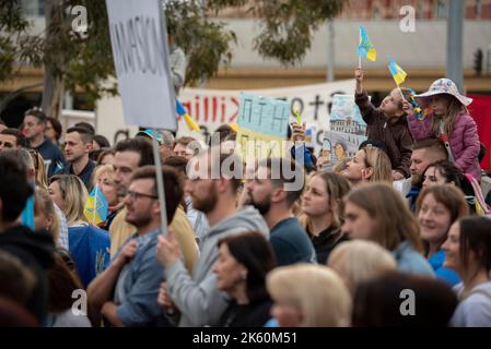 11.. Oktober 2022, Melbourne, Australien. Auf dem Federation Square in Melbourne protestieren Menschen gegen Vladmir Putins Invasion in der Ukraine und fordern mehr Waffen und Hilfe in die Ukraine sowie die Entfernung Russlands aus den Vereinten Nationen. Quelle: Jay Kogler/Alamy Live News Stockfoto