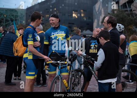 11.. Oktober 2022, Melbourne, Australien. Auf dem Federation Square in Melbourne protestieren Menschen gegen Vladmir Putins Invasion in der Ukraine und fordern mehr Waffen und Hilfe in die Ukraine sowie die Entfernung Russlands aus den Vereinten Nationen. Quelle: Jay Kogler/Alamy Live News Stockfoto