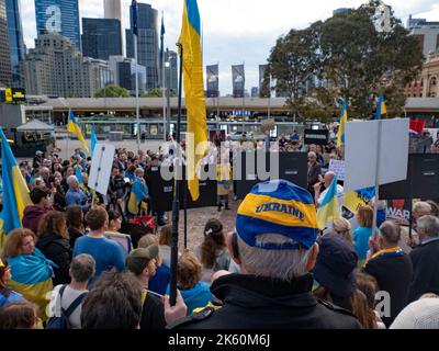 11.. Oktober 2022, Melbourne, Australien. Auf dem Federation Square in Melbourne protestieren Menschen gegen Vladmir Putins Invasion in der Ukraine und fordern mehr Waffen und Hilfe in die Ukraine sowie die Entfernung Russlands aus den Vereinten Nationen. Quelle: Jay Kogler/Alamy Live News Stockfoto