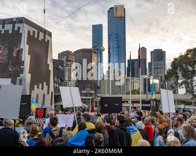 11.. Oktober 2022, Melbourne, Australien. Auf dem Federation Square in Melbourne protestieren Menschen gegen Vladmir Putins Invasion in der Ukraine und fordern mehr Waffen und Hilfe in die Ukraine sowie die Entfernung Russlands aus den Vereinten Nationen. Quelle: Jay Kogler/Alamy Live News Stockfoto