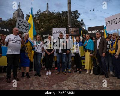 11.. Oktober 2022, Melbourne, Australien. Auf dem Federation Square in Melbourne protestieren Menschen gegen Vladmir Putins Invasion in der Ukraine und fordern mehr Waffen und Hilfe in die Ukraine sowie die Entfernung Russlands aus den Vereinten Nationen. Quelle: Jay Kogler/Alamy Live News Stockfoto