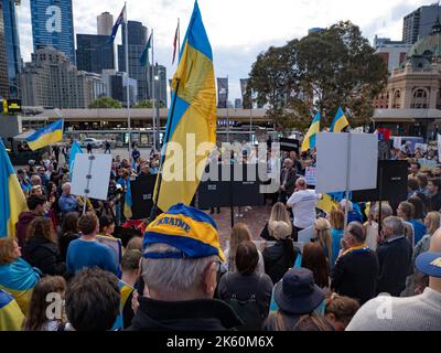 11.. Oktober 2022, Melbourne, Australien. Auf dem Federation Square in Melbourne protestieren Menschen gegen Vladmir Putins Invasion in der Ukraine und fordern mehr Waffen und Hilfe in die Ukraine sowie die Entfernung Russlands aus den Vereinten Nationen. Quelle: Jay Kogler/Alamy Live News Stockfoto