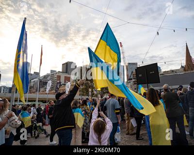 11.. Oktober 2022, Melbourne, Australien. Auf dem Federation Square in Melbourne protestieren Menschen gegen Vladmir Putins Invasion in der Ukraine und fordern mehr Waffen und Hilfe in die Ukraine sowie die Entfernung Russlands aus den Vereinten Nationen. Quelle: Jay Kogler/Alamy Live News Stockfoto