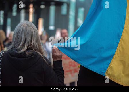 11.. Oktober 2022, Melbourne, Australien. Auf dem Federation Square in Melbourne protestieren Menschen gegen Vladmir Putins Invasion in der Ukraine und fordern mehr Waffen und Hilfe in die Ukraine sowie die Entfernung Russlands aus den Vereinten Nationen. Quelle: Jay Kogler/Alamy Live News Stockfoto