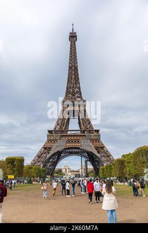 Französisches Wahrzeichen Eiffelturm, Parc du Champs de Mars, Paris, Frankreich, Europa Stockfoto