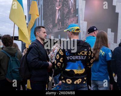 11.. Oktober 2022, Melbourne, Australien. Auf dem Federation Square in Melbourne protestieren Menschen gegen Vladmir Putins Invasion in der Ukraine und fordern mehr Waffen und Hilfe in die Ukraine sowie die Entfernung Russlands aus den Vereinten Nationen. Quelle: Jay Kogler/Alamy Live News Stockfoto