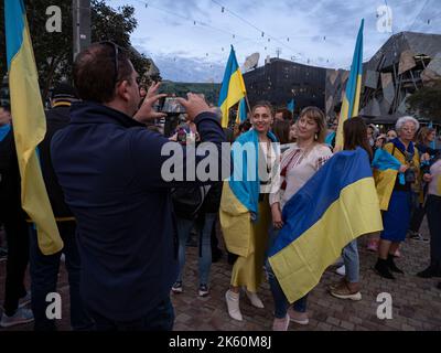 11.. Oktober 2022, Melbourne, Australien. Auf dem Federation Square in Melbourne protestieren Menschen gegen Vladmir Putins Invasion in der Ukraine und fordern mehr Waffen und Hilfe in die Ukraine sowie die Entfernung Russlands aus den Vereinten Nationen. Quelle: Jay Kogler/Alamy Live News Stockfoto