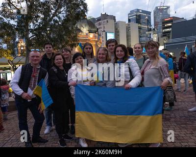 11.. Oktober 2022, Melbourne, Australien. Auf dem Federation Square in Melbourne protestieren Menschen gegen Vladmir Putins Invasion in der Ukraine und fordern mehr Waffen und Hilfe in die Ukraine sowie die Entfernung Russlands aus den Vereinten Nationen. Quelle: Jay Kogler/Alamy Live News Stockfoto