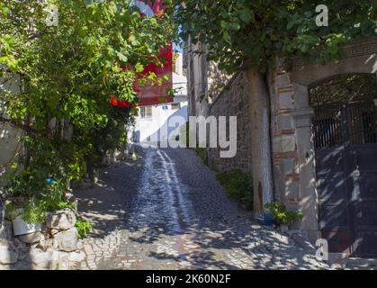 Hügelige alte Straße, Straße und Kopfsteinpflaster in der Altstadt von Bergama Izmir Stockfoto