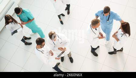 Draufsicht. Team von medizinischen Fachleuten diskutieren Themen zusammen. Stockfoto