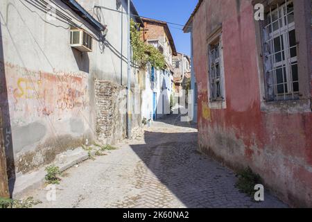Alte Straße, historische schmale Straße und alte Häuser in Bergama Izmir Türkei Stockfoto