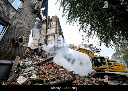 SAPORISCHSCHSCHJA, UKRAINE - 10. OKTOBER 2022 - Bei der Beseitigung der Folgen von Raketenangriffen russischer Truppen auf das Wohngebiet in Saporischschschja im Südosten der Ukraine wird Ein Spezialfahrzeug gesehen. Kredit: Ukrinform/Alamy Live Nachrichten Stockfoto