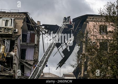 SAPORISCHSCHSCHJA, UKRAINE - 10. OKTOBER 2022 - nach Raketenangriffen der russischen Truppen auf das Wohngebiet in Saporischschschja im Südosten der Ukraine. Kredit: Ukrinform/Alamy Live Nachrichten Stockfoto