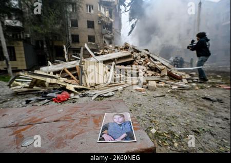 SAPORISCHSCHSCHJA, UKRAINE - 10. OKTOBER 2022 - nach Raketenangriffen der russischen Truppen auf das Wohngebiet in Saporischschschja im Südosten der Ukraine. Kredit: Ukrinform/Alamy Live Nachrichten Stockfoto