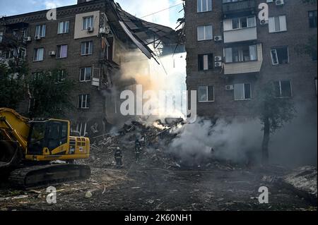 SAPORISCHSCHSCHJA, UKRAINE - 10. OKTOBER 2022 - nach Raketenangriffen der russischen Truppen auf das Wohngebiet in Saporischschschja im Südosten der Ukraine. Kredit: Ukrinform/Alamy Live Nachrichten Stockfoto