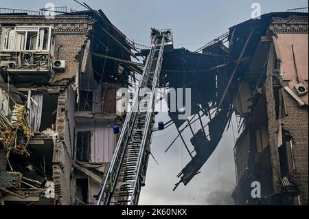 SAPORISCHSCHSCHJA, UKRAINE - 10. OKTOBER 2022 - nach Raketenangriffen der russischen Truppen auf das Wohngebiet in Saporischschschja im Südosten der Ukraine. Kredit: Ukrinform/Alamy Live Nachrichten Stockfoto