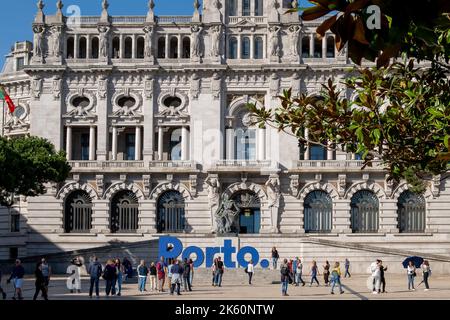 Porto, Portugal - 30.09.2022: Fassade des Rathauses von Porto (Câmara Municipal do Porto) mit vielen Touristen, die Fotos machen. Stockfoto