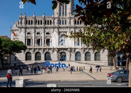 Porto, Portugal - 30.09.2022: Fassade des Rathauses von Porto (Câmara Municipal do Porto) mit vielen Touristen, die Fotos machen. Stockfoto