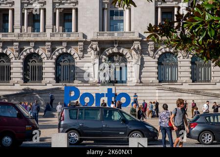 Porto, Portugal - 30.09.2022: Fassade des Rathauses von Porto (Câmara Municipal do Porto) mit vielen Touristen, die Fotos machen. Stockfoto