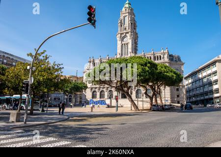 Porto, Portugal - 30.09.2022: Panoramablick auf die Fassade des Rathauses von Porto (Câmara Municipal do Porto), in der Stadt Porto in Portugal. Stockfoto