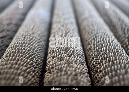 Kondensationseinheit Aluminium Nahaufnahme Draht veraltete Rohre Grill Perspektive diagonale Textur, Kompressor und Klimaanlage. Industrie Stockfoto