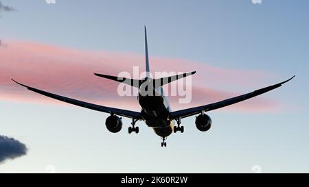 Richmond, British Columbia, Kanada. 10. Oktober 2022. Ein Eva Air Boeing 787-9 Dreamliner Jetliner (B-17881) landet in der Dämmerung am Vancouver International Airport. (Bild: © Bayne Stanley/ZUMA Press Wire) Stockfoto