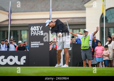 Sihwan Kim aus den USA schlägt bei der Endrunde des LIV Golf Invitational Bangkok auf dem Stonehill Golf Course in Bangkok, THAILAND, mit 16 ab Stockfoto