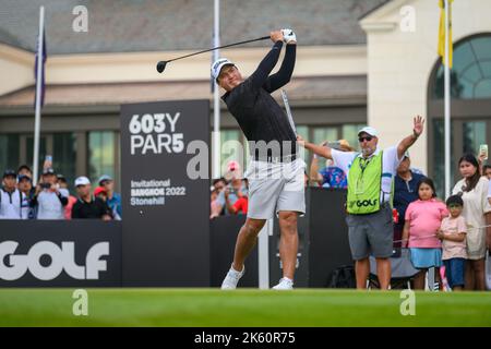 Sihwan Kim aus den USA schlägt bei der Endrunde des LIV Golf Invitational Bangkok auf dem Stonehill Golf Course in Bangkok, THAILAND, mit 16 ab Stockfoto