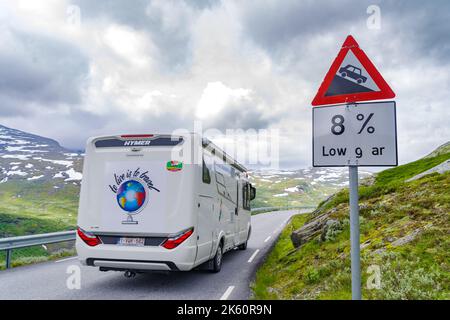 SKJOLDEN, NORWEGEN - 4. JULI 2022: Wohnmobil passiert ein steiles Hügelwarnschild am Aussichtspunkt Oscarshaug entlang der landschaftlich reizvollen Route R55 durch Sogne Stockfoto