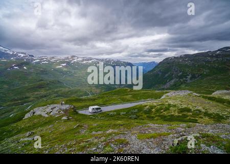 SKJOLDEN, NORWEGEN - 4. JULI 2022: Wunderschöne Aussicht vom Aussichtspunkt Oscarshaug entlang der landschaftlich reizvollen Route R55 durch das Sognefjellet-Gebiet. Stockfoto