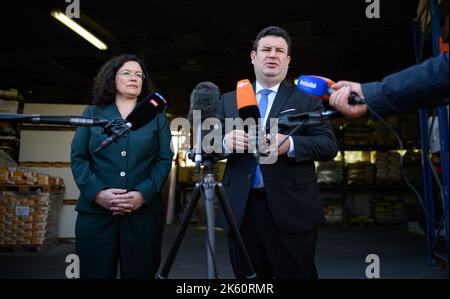 Berlin, Deutschland. 11. Oktober 2022. Hubertus Heil (r, SPD), Bundesminister für Arbeit und Soziales, und Andrea Nahles, Vorsitzende der Bundesagentur für Arbeit, besuchen anlässlich des "Summer of Vocational Training" die K. Rogge Spezialbau GmbH und geben dort am Ende ihres Besuchs ein Statement ab. Quelle: Bernd von Jutrczenka/dpa/Alamy Live News Stockfoto