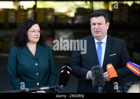 Berlin, Deutschland. 11. Oktober 2022. Hubertus Heil (r, SPD), Bundesminister für Arbeit und Soziales, und Andrea Nahles, Vorsitzende der Bundesagentur für Arbeit, besuchen anlässlich des "Summer of Vocational Training" die K. Rogge Spezialbau GmbH und geben dort am Ende ihres Besuchs ein Statement ab. Quelle: Bernd von Jutrczenka/dpa/Alamy Live News Stockfoto