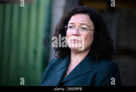 Berlin, Deutschland. 11. Oktober 2022. Andrea Nahles, Vorsitzende des Vorstands der Bundesagentur für Arbeit, besucht die K. Rogge Spezialbau GmbH zusammen mit dem Bundesminister für Arbeit Heil anlässlich des "Sommers der Berufsbildung" und gibt dort zum Abschluss ihres Besuchs ein Statement ab. Quelle: Bernd von Jutrczenka/dpa/Alamy Live News Stockfoto