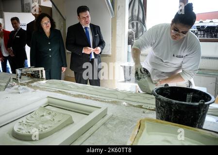 Berlin, Deutschland. 11. Oktober 2022. Hubertus Heil (SPD), Bundesminister für Arbeit und Soziales, und Andrea Nahles, Vorsitzende der Bundesagentur für Arbeit, besuchen anlässlich des "Summer of Vocational Training" die Firma K. Rogge Spezialbau GmbH und sprechen dort mit der Putzlehrling Sherine Benrhouma (r). Quelle: Bernd von Jutrczenka/dpa/Alamy Live News Stockfoto