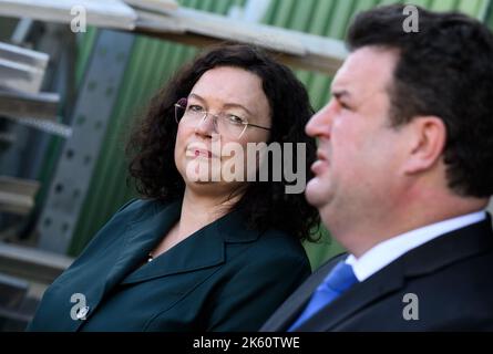 Berlin, Deutschland. 11. Oktober 2022. Hubertus Heil (r, SPD), Bundesminister für Arbeit und Soziales, und Andrea Nahles, Vorsitzende der Bundesagentur für Arbeit, besuchen anlässlich des "Summer of Vocational Training" die K. Rogge Spezialbau GmbH und geben dort am Ende ihres Besuchs ein Statement ab. Quelle: Bernd von Jutrczenka/dpa/Alamy Live News Stockfoto