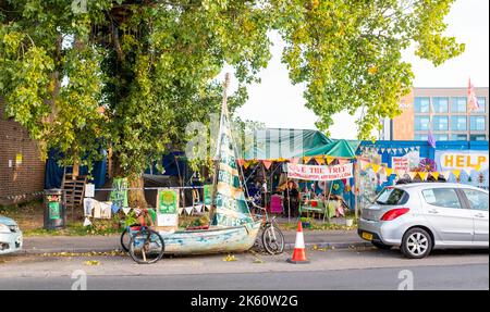 Brighton UK 11. October 2022 - Aktivisten, die als Shoreham Poplar Front bekannt sind, versuchen, einen bekannten Pappelbaum in Shoreham-by-Sea in der Nähe von Brighton vor dem Abschneiden durch Entwickler und den Adur District Council zu bewahren, um Platz für Wohnungen zu schaffen. : Credit Simon Dack / Alamy Live News Stockfoto