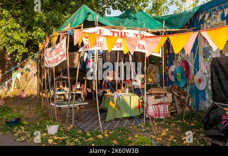 Brighton UK 11. October 2022 - Aktivisten, die als Shoreham Poplar Front bekannt sind, versuchen, einen bekannten Pappelbaum in Shoreham-by-Sea in der Nähe von Brighton vor dem Abschneiden durch Entwickler und den Adur District Council zu bewahren, um Platz für Wohnungen zu schaffen. : Credit Simon Dack / Alamy Live News Stockfoto