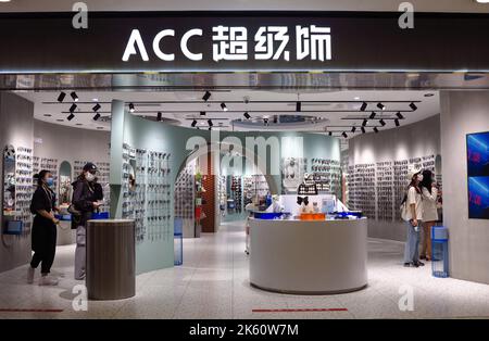 PEKING, CHINA - 28. AUGUST 2022 - Kunden kaufen am 28. August 2022 im ACC Super Jewelry Store in der Wangfujing Commercial Street in Peking, China, ein. Stockfoto