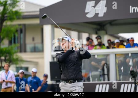 Sihwan Kim aus den USA schlägt bei der Endrunde des LIV Golf Invitational Bangkok auf dem Stonehill Golf Course in Bangkok, THAILAND, mit 10 ab Stockfoto